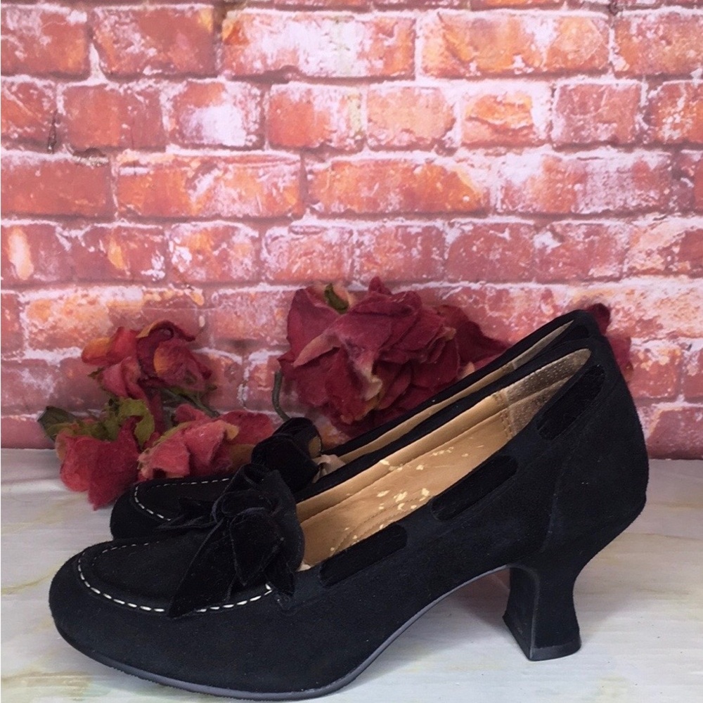 Naturalizer Retro Black Suede Kitten Heels